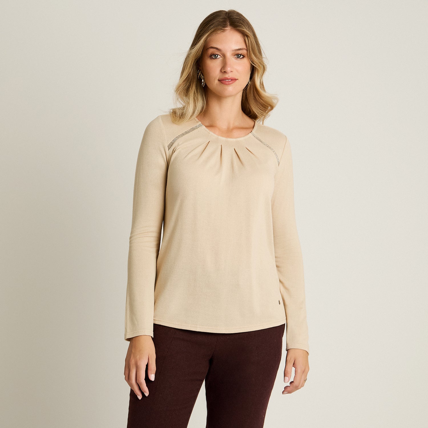 Polera Beige Manga Larga Elasticidad Media Sin Forro Calce Normal Tela Camant